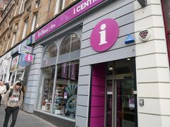 駅を出てすぐの所にツーリストインフォメーション発見！
ここで情報収集。
市庁舎の見学ツアーの時間を確認すると事前情報の通り14:30にガイド付きツアーがあるとのこと。
この時点で13時前だったのであと30分位。
