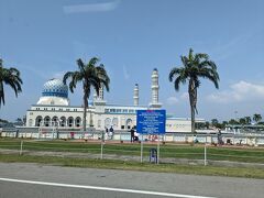 途中の青色が綺麗なモスクの側を通ります。ドームの上が一部汚れているのかと思ったらキナバル山が描かれていました。