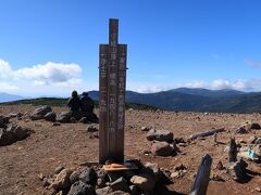 そのすぐ脇に山頂標識（標高1948.8m）
がありました。


今までの登山では麓では晴れているのに山頂に着くと雲がかかって全景が望めないことが多かったのですが、こんなに見晴らしがよいのは我が家では珍しいです(^^)/


