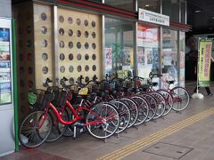 弘南鉄道に乗って田んぼアートを見に行こうかとも思ったけど、電車が出てしまったばかりで、、とりあえず行きたかったパティスリーへ向かいます。

駅の観光案内所でレンタサイクルを借りる。
普通車1日500円、電動1000円
普通のにしたら、緩やかな上り坂があったりして、、意外とくたびれました。笑

私は駅で返却したけれど、駅で借りて弘前城近くの観光案内所やリンゴ園の方など別の拠点で返すことも可能。便利！