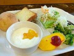 2日目は東横インの無料朝食から。

朝食会場から外を見たら雨。。
リゾートしらかみの発車時刻は14時半。
それまでどうしようかな～と考えながらチェックアウト。
荷物をフロントに預けて…
外に出たら雨が止んでいた！