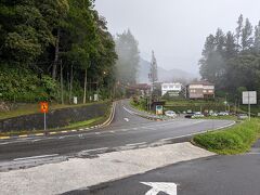 シャワー後、少し休憩してから17時過ぎに夕食に出かけます。霧雨の中歩くこと数分でキナバルパーク入口に到着。