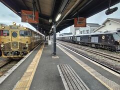 日田駅では左の「或る列車」と特急「ゆふいんの森」が行き違い(西日本あたりでは離合と言う)。

ここまでは予め知っていたのですが、なんと、右側のクルーズトレイン「ななつ星」が停車するとは想定外☆笑

日田駅が豪華列車でフィーバー☆笑