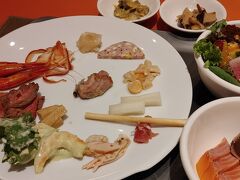 夕食も、お隣のウィングスのレストランHAPOで。
北海道らしい料理もあり、種類が多くて食べきれない～！