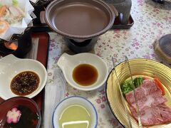 　10時50分 ランチ会場到着。武雄物産館。普段はお買い物だけですが、今日は早めのというか、早すぎるランチ。佐賀牛陶板焼き。お肉を広げながら、焼き、たれをつけ、お鍋の中の具をタレにつけ。忙しいです。人様が作って物をただ食べるだけで、贅沢なことですが。朝ごはんもっと控えればよかったと、見知らぬ隣の奥様と会話。