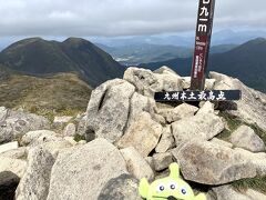 スタートして約3時間で中岳(1,791m)到着

頂上からの風景やそこまでの思いがけない風景に出会うために人は山を登るのでしょう

360度の風景はビデオをご覧下さい

九州本土では最高峰

九州で一番は屋久島の宮之浦岳1,936m

2位から8位までは1800m級で全て屋久島にあります

9位が中岳、10位が久住山(1,787m)

ちなみに11回登った韓国岳は21位