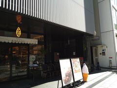 お目当てのお店はホテルの一階、パン屋さんのカラトです。モーニングが二時までやってます。