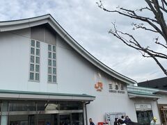 三嶋大社を模した三島駅舎