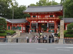 八坂神社を横目に見て、左折し四条通りを進みます。八坂神社もこの時間はそれほど人は多くはないですね。やはり午後1時前後の時間帯は旅行者にとっては穴場の時間かも知れません。