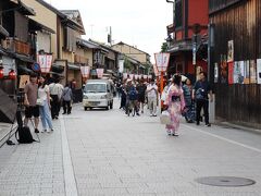 四条通りを歩くと花見小路が左に見えたのでちょっと中へ入って撮影しました。ここは夕方から夜の時間のほうが趣があるかも知れないですね。