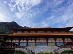 お寺を見ると日本にいるのか、一瞬迷います。
屋根のオレンジ色が、台湾にいるような錯覚を覚えてしまう。