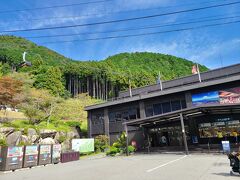 地元パンを求めてあちこち寄り道しながら、最初の観光スポット「びわ湖バレイ」にやって来ました。