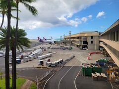 ほぼ定刻通りにダニエル K イノウエ国際空港（ホノルル国際空港）に到着しました。
延々と通路を歩いて入国審査場へ。
入国手続きは、パスポートを読み取らせる機械はなくなっていて、すべて係員が窓口でやっていました。
