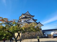 天守は殿様が住んでいたように思えますが、実際はそうではなく「物見櫓」「最後の砦・籠城場所」「倉庫」等の機能的な役割に加え、権威の象徴・城の権威のシンボルとされました。（By お城博士ちゃん）