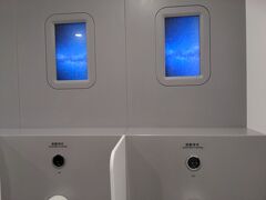 香港空港到着後、トイレ利用。
遊び心の有るトイレで宇宙船内で小用を足している気分になります。