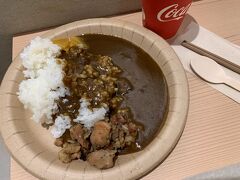 機内で食事が出ないのでしっかり腹拵え(＾＾；；
「カレー」はけっこう美味しかった