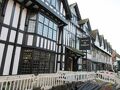 4日目（英国内3日目）の朝、ホテル廻りを散歩した。Mercure Stratford Upon  
Shakespeare Hotel の外観、木造の古そうなHotelである。