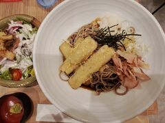 博多駅地下のおらが蕎麦でぶっかけごぼう天蕎麦、サラダを頼みました。９２０円安いね。釜山では一万ウオン飛ぶように出ていったもんね。(゜_゜>)