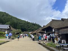 公園を少し楽しんで、第二のお目当て大内宿へ。

天気も心配でしたが、何とか持ってくれて、途中から青空も見えてきました。