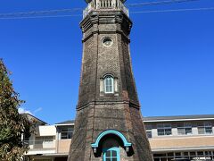 旧時報鐘楼。大正5年（1915年）に完成、市指定重要文化財。
横浜で薬種商を営んでいた小林桂助の寄付で建造された群馬県内最古の鉄筋コンクリート造りの建造物。高さ14.56m。