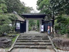 良寛記念館を訪れました。
海沿いから国道３５２号線で高台に少し入ったぐらいの場所です。