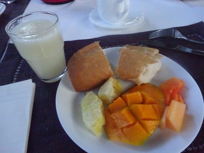 朝食（白いジュースはサワーソップ）