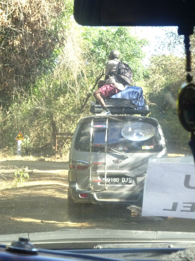 アンカラナ特別保護区内まで車で入ります。（４輪駆動車２台で荷物は屋根の上に積みます。ガイドさんは上に乗ります。）ロリエさんとルミアールさん）