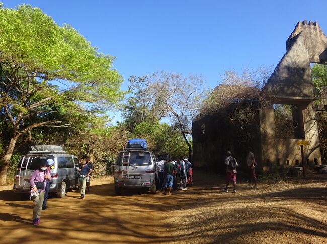 アンカラナ特別保護区内で車を降り、ここから歩きます。