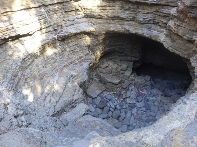３つの川が流れ込み、渦を巻きます。（フランス人がここに入って７ｋｍ進んだ。雨期に色のついた水を入れ、３５ｋｍを７時間でモザンビーク海峡に流れ出た。西側は石灰岩の為、洞窟が出来やすく、１２０ｋｍ以上の洞窟がある。