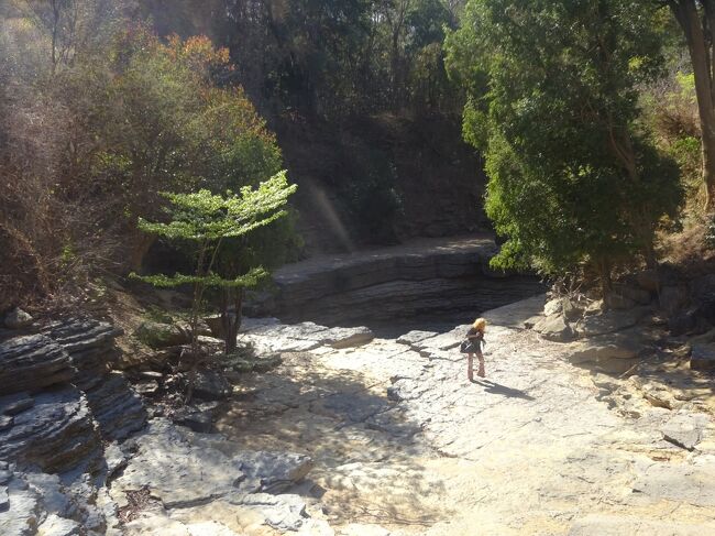 左が洞窟　右が歩いてきた道（１番目の川）