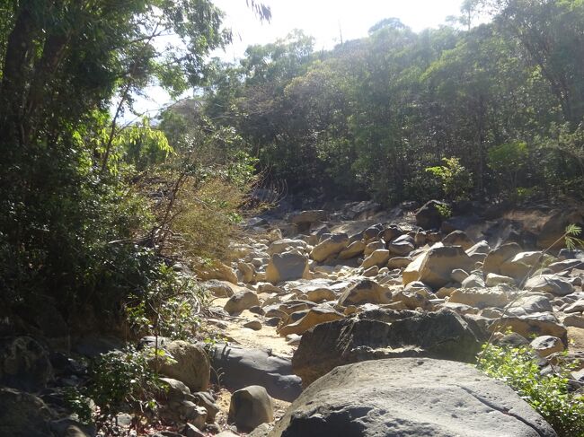 ３番目の川の上流を歩きます。