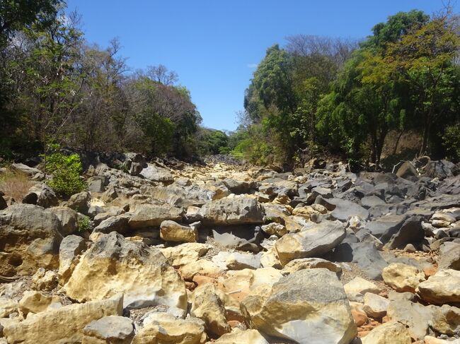 ３番目の涸れ川を渡ります。