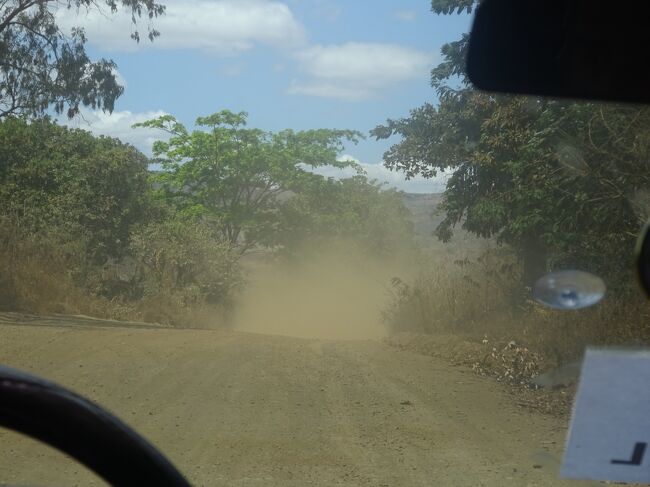 （車窓風景）土煙の中を進みます。
