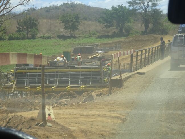 （車窓風景）工事中の道