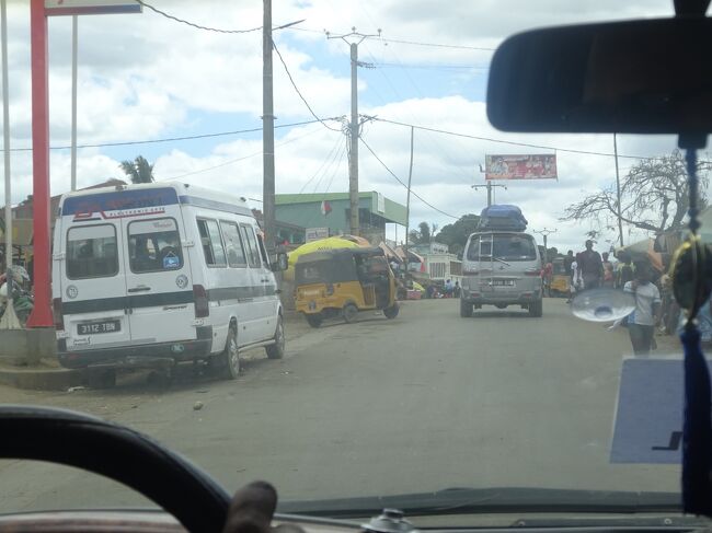 （車窓風景）大きな町（Anivorano「水の中の場所」の意味です。）を通ります。<br />外国人はマダガスカルの土地は買えませんが、９９年間借ります。マダガスカル人の金持ちは買えます。