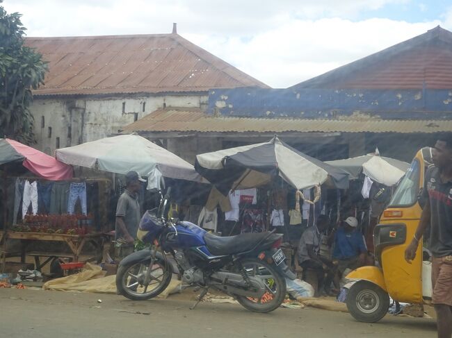 （車窓風景）大きな町（Anivorano「水の中の場所」の意味です。）を通ります。