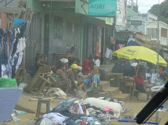 （車窓風景）大きな町（Anivorano「水の中の場所」の意味です。）を通ります。