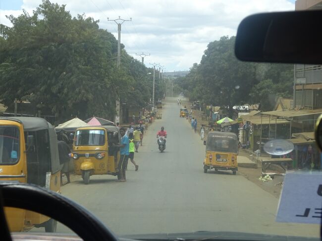 （車窓風景）大きな町（Anivorano「水の中の場所」の意味です。）を通ります。
