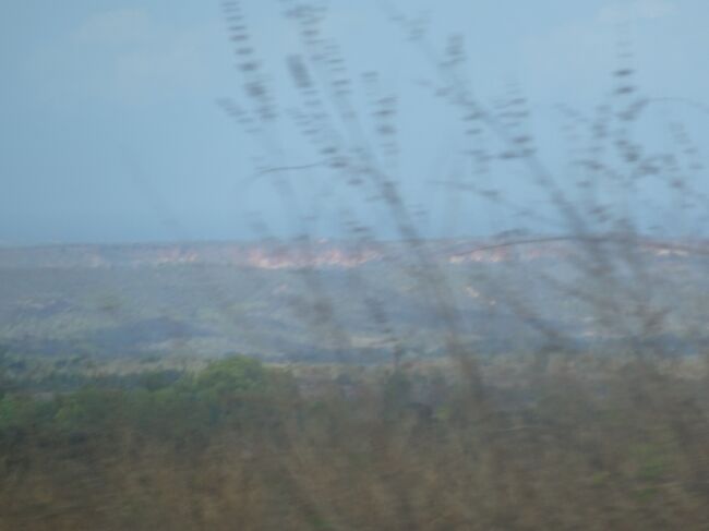 （車窓風景）遠くにレッド・ツィンギーが見えます。