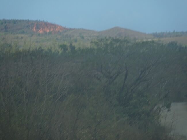 （車窓風景）遠くにレッド・ツィンギーが見えます。