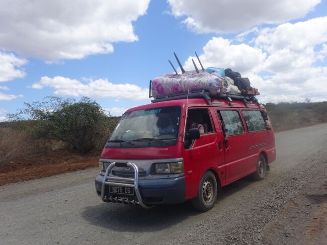 荷物を沢山、積んだ車
