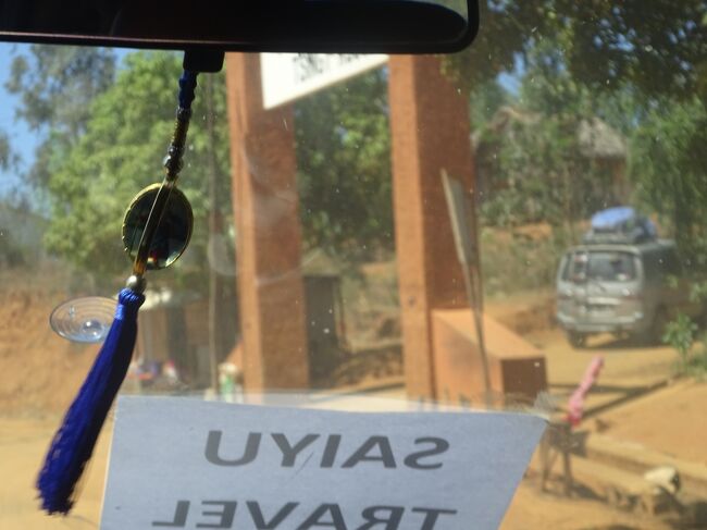 （車窓風景）レッド・ツィンギー入口の門（メインの道より入り込みます。）