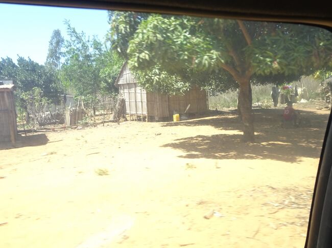 （車窓風景）レッド・ツィンギー入口の家