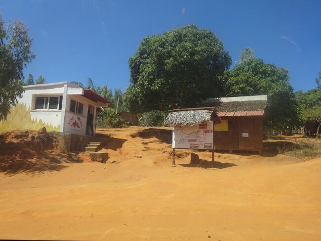 （車窓風景）レッド・ツィンギー入口で入場料を払います。