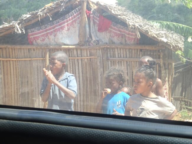 （車窓風景）レッド・ツィンギー入口の子供達