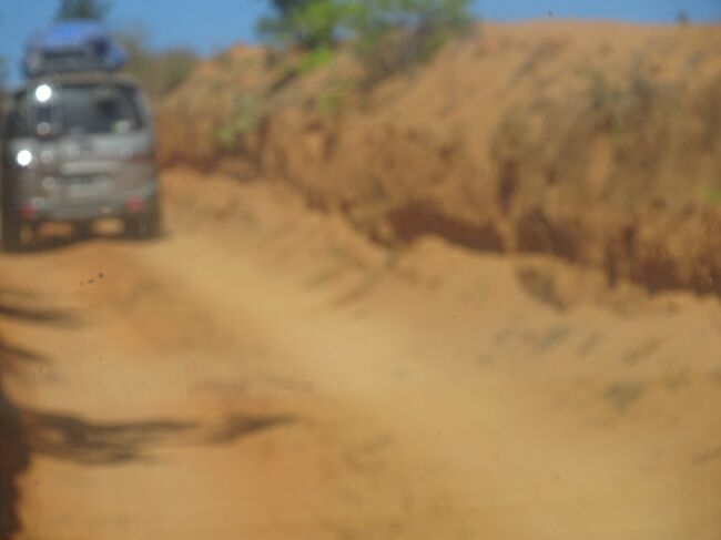 （車窓風景）このような道を進みます。（すれ違うのが大変です。）