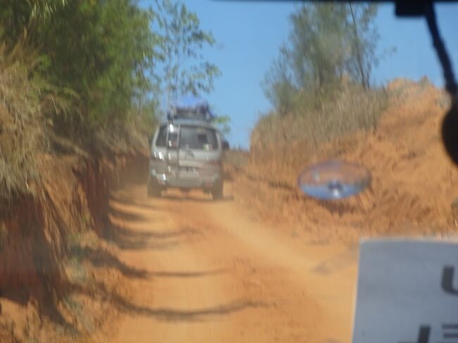 （車窓風景）このような道を進みます。（すれ違うのが大変です。）
