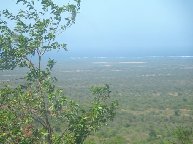 （車窓風景）遠くにインド洋が見えます。
