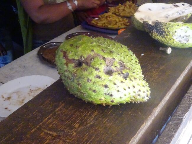 道端で買ったサワーソップを切ってくれた。