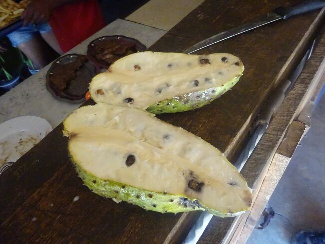 道端で買ったサワーソップを切ってくれた。